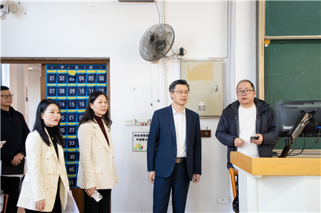 校领导带队开展新学期第一天教学秩序检查