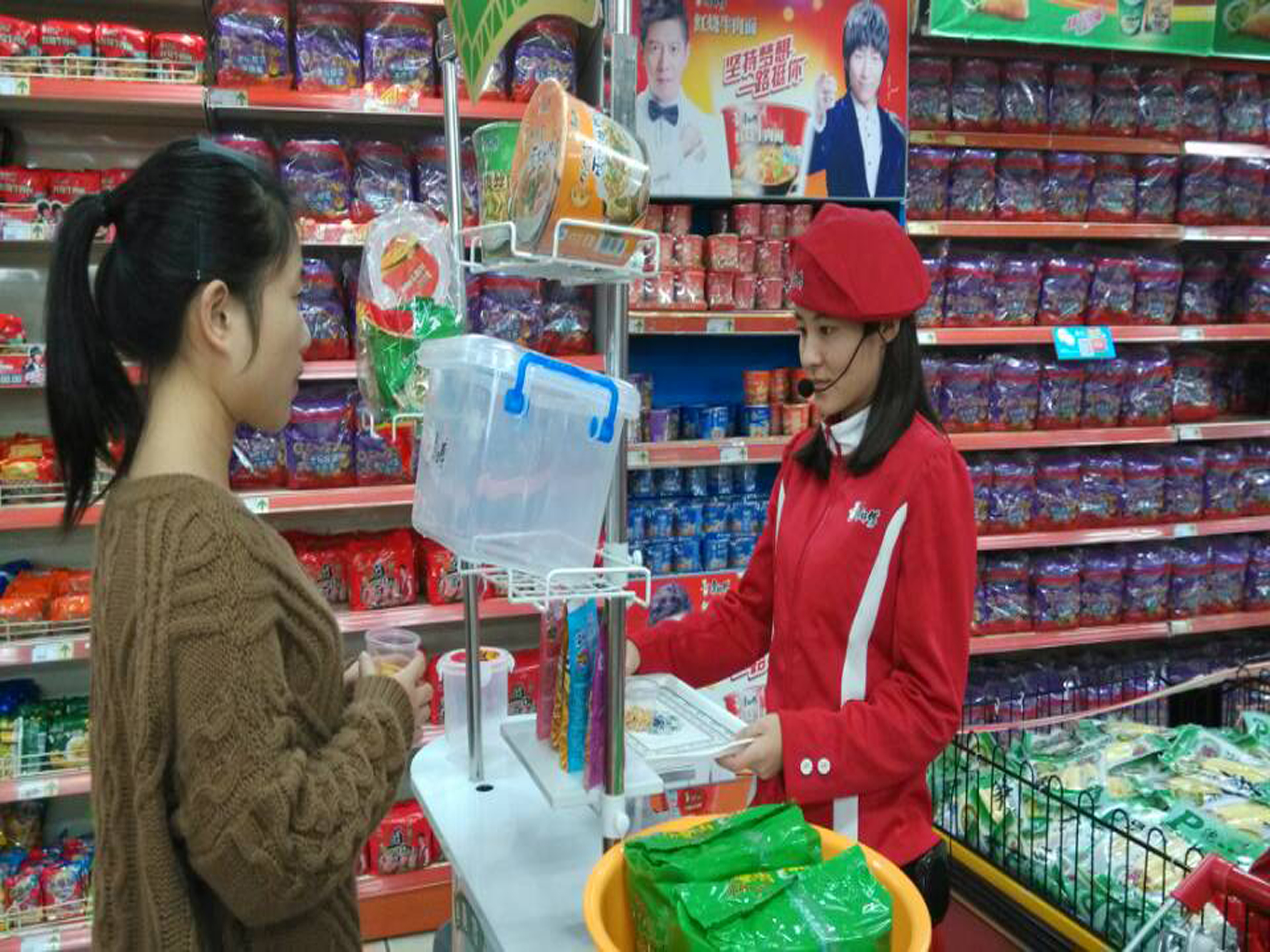 一身职业装的秦同学在超市收银台工作